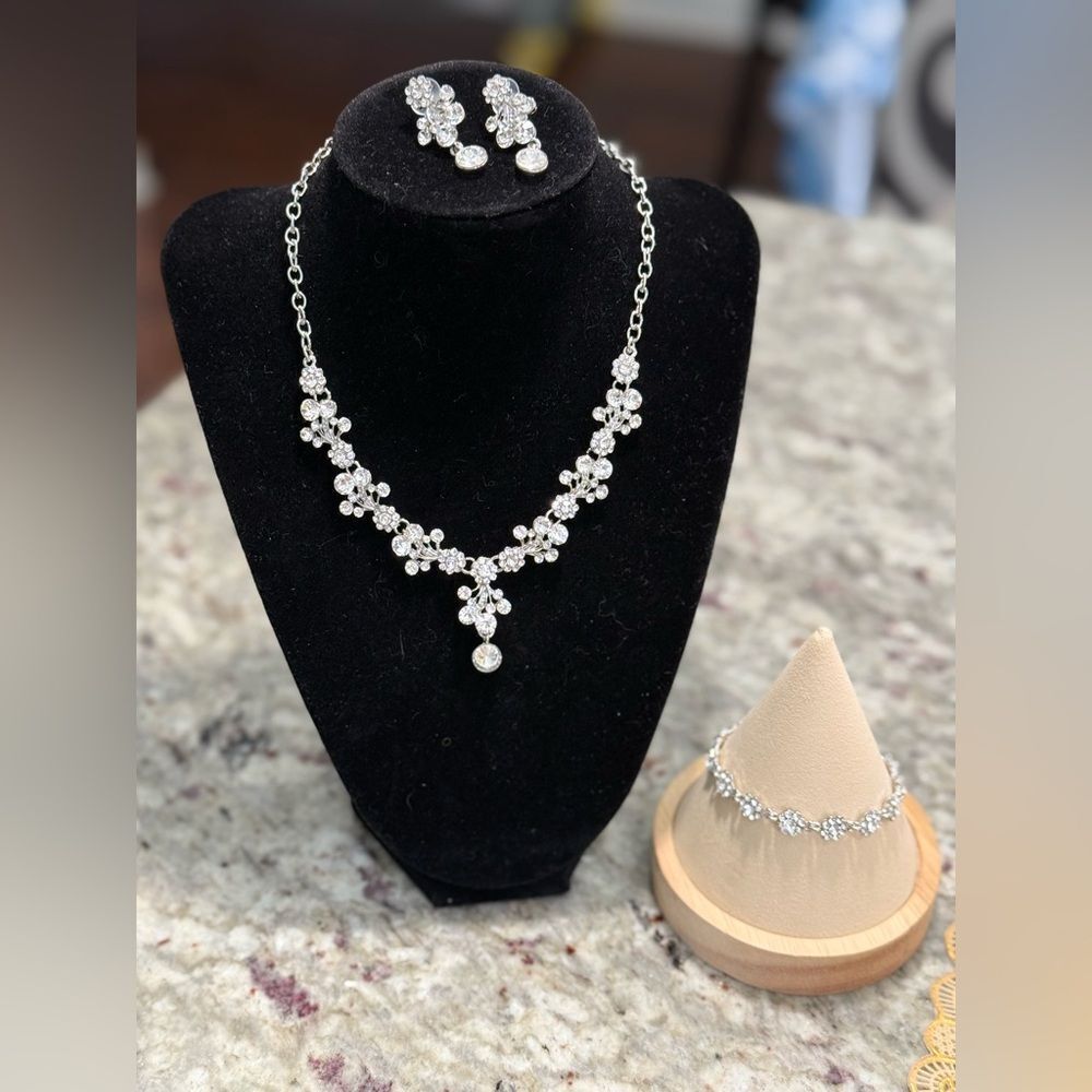 NEW Nordstrom Statement Teardrop Crystal Earrings , Bracelet & Necklace Set